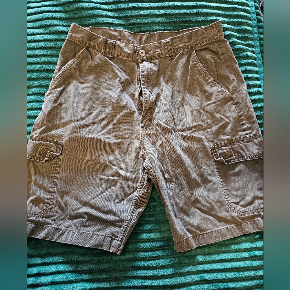 Wrangler Men's Olive and Gray Cargo Shorts - Picture 11 of 12